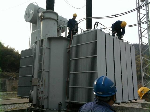 作業(yè)人員安全保護(hù)繩系在安全水平保護(hù)繩上，確保在變壓器本體上移動(dòng)始終不會(huì)失去保護(hù)。