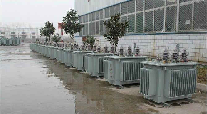 油浸式變壓器的保養(yǎng)如何去做？預(yù)防滲漏油：油浸式變壓器在油箱內(nèi)充滿變壓器油，裝配中依靠緊固件對(duì)耐油橡膠元件加壓而密封。